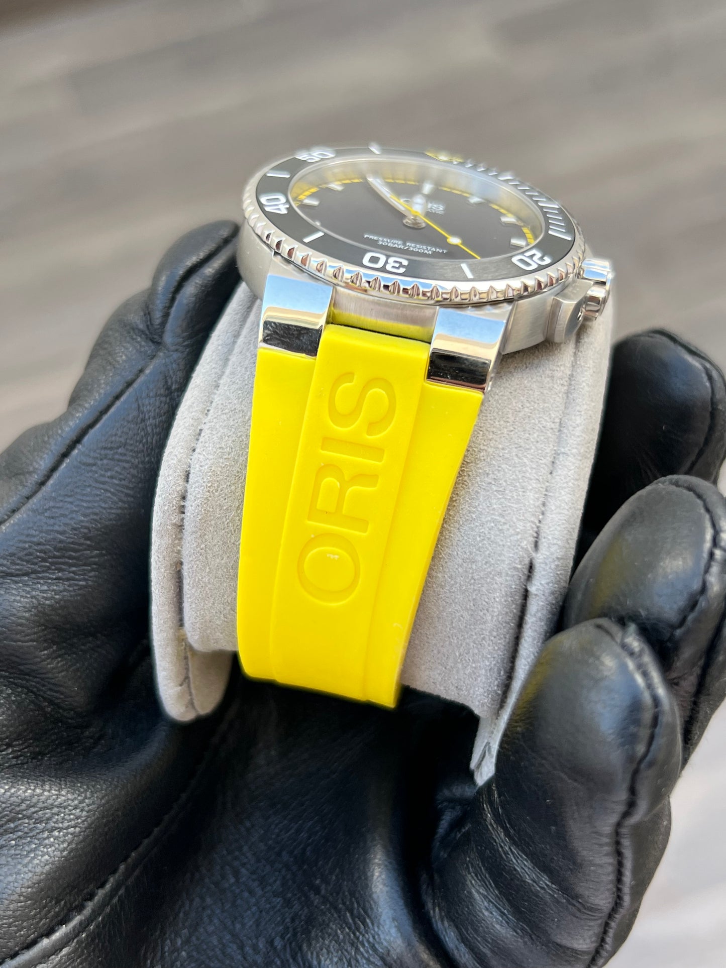 Oris Aquis Date 73376534127RS-YELLOW